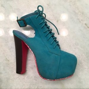 Retro teal pumps!